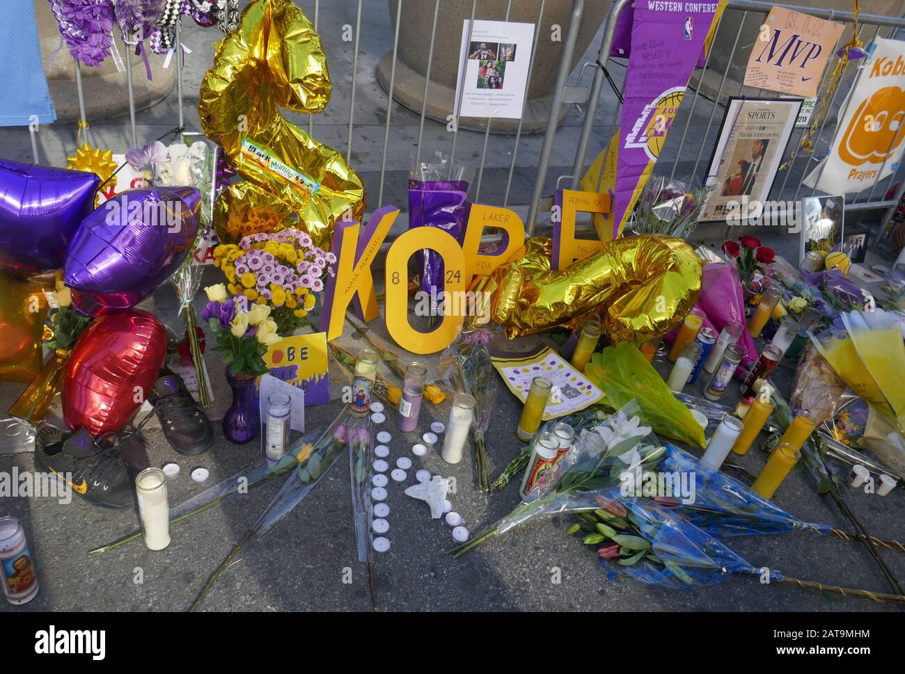 Los Angeles, Kalifornien, USA 31. Januar 2020 EIN allgemeiner Blick auf die Atmosphäre von Kobe Bryant und Gigi Bryant Memorial im Staples Center am 31. Januar 2020 in Los Angeles, Kalifornien, USA. Foto von Barry King/Alamy Live News Stockfoto