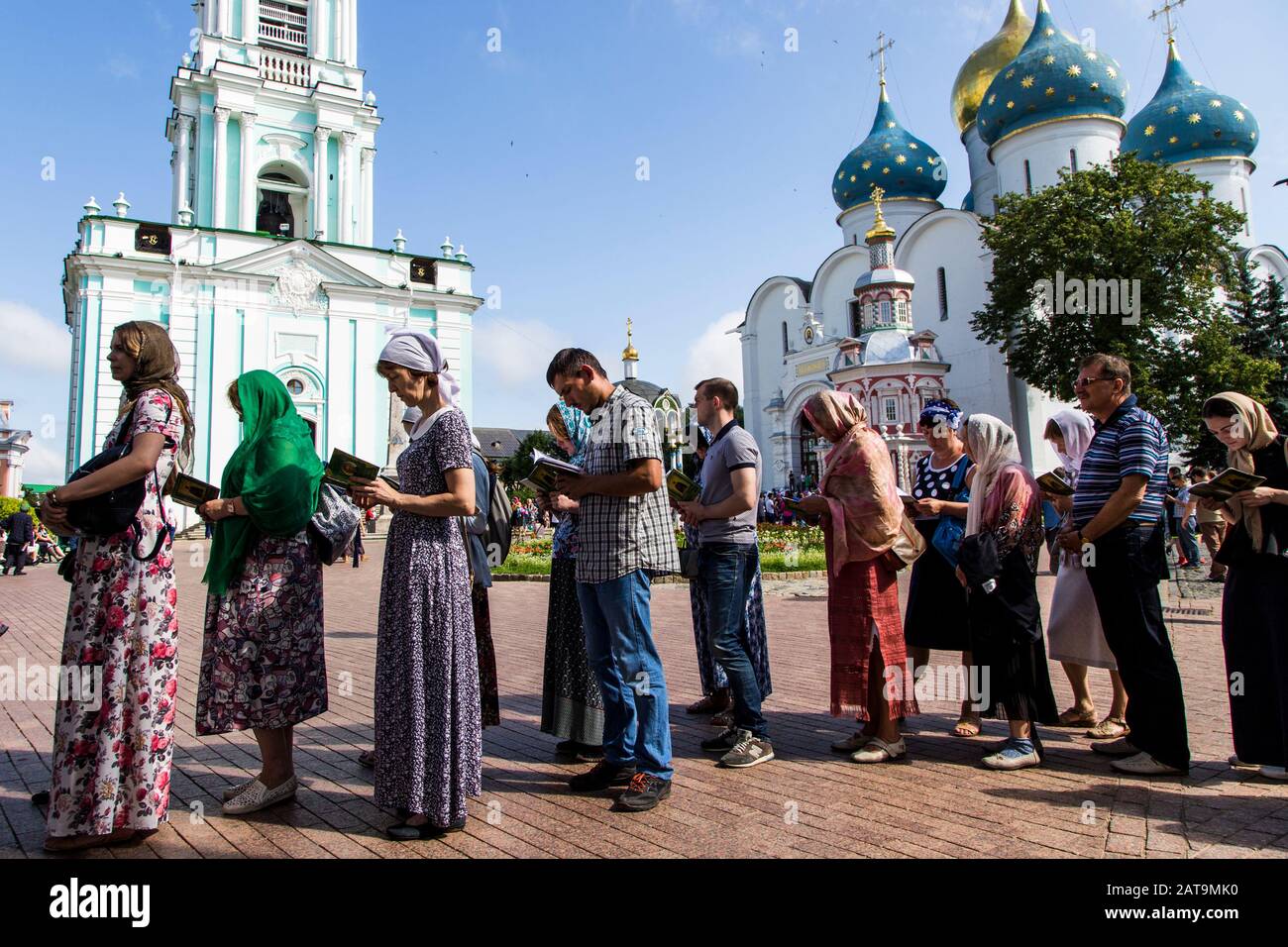 Religiöse Gläubige beteten innerhalb des klösterlichen Komplexes der Dreifaltigkeit Lavra des heiligen Sergius in Sergijew Posad Stockfoto