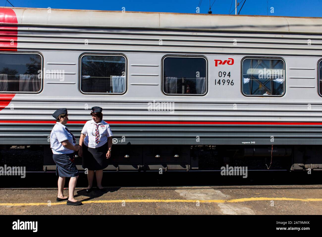 Provodnitsien (Zugbegleiter), die am Transsibirischen Express in Balezino arbeiten Stockfoto