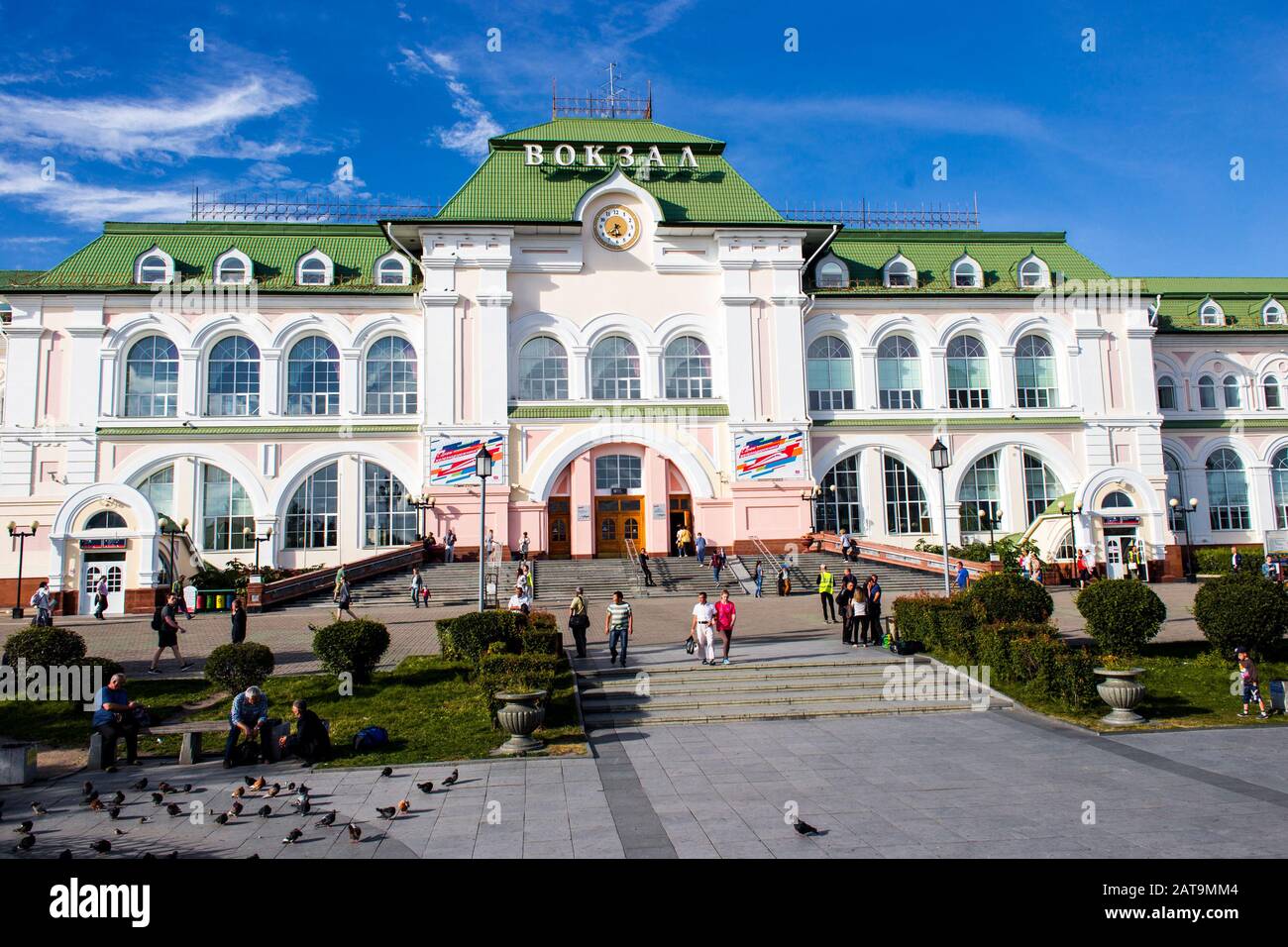 Menschen außerhalb des transsibirischen Bahnhofs in Chabarowsk Stockfoto