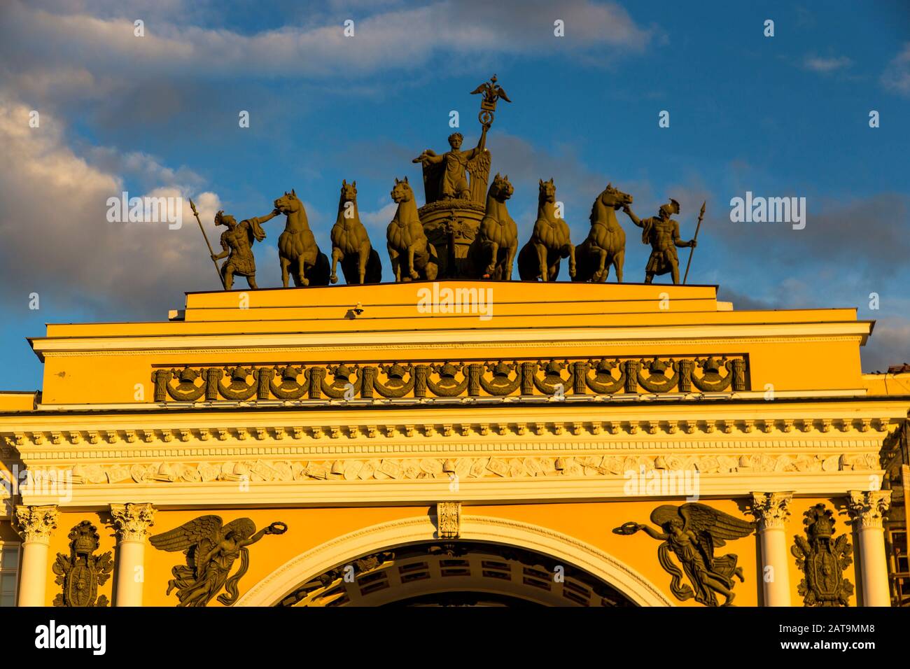 Triumphbogen im Generalstabsgebäude in Dvortsowaja Ploschtschad oder am Palastplatz in Sankt Petersburg Stockfoto