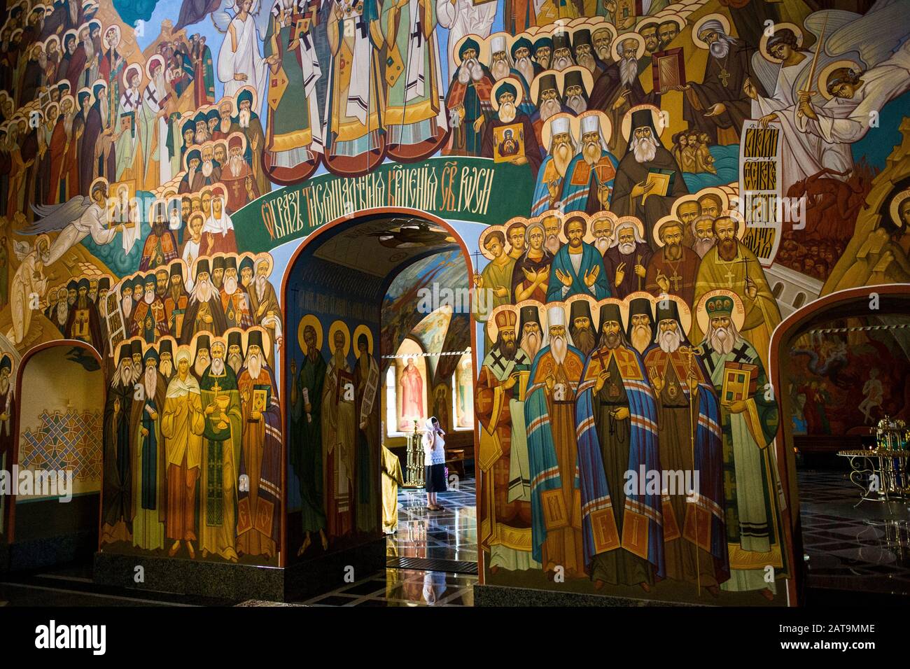 Betende Frau und Fresko-Ikonen in der Kathedrale von Bogoyavlensky Stockfoto