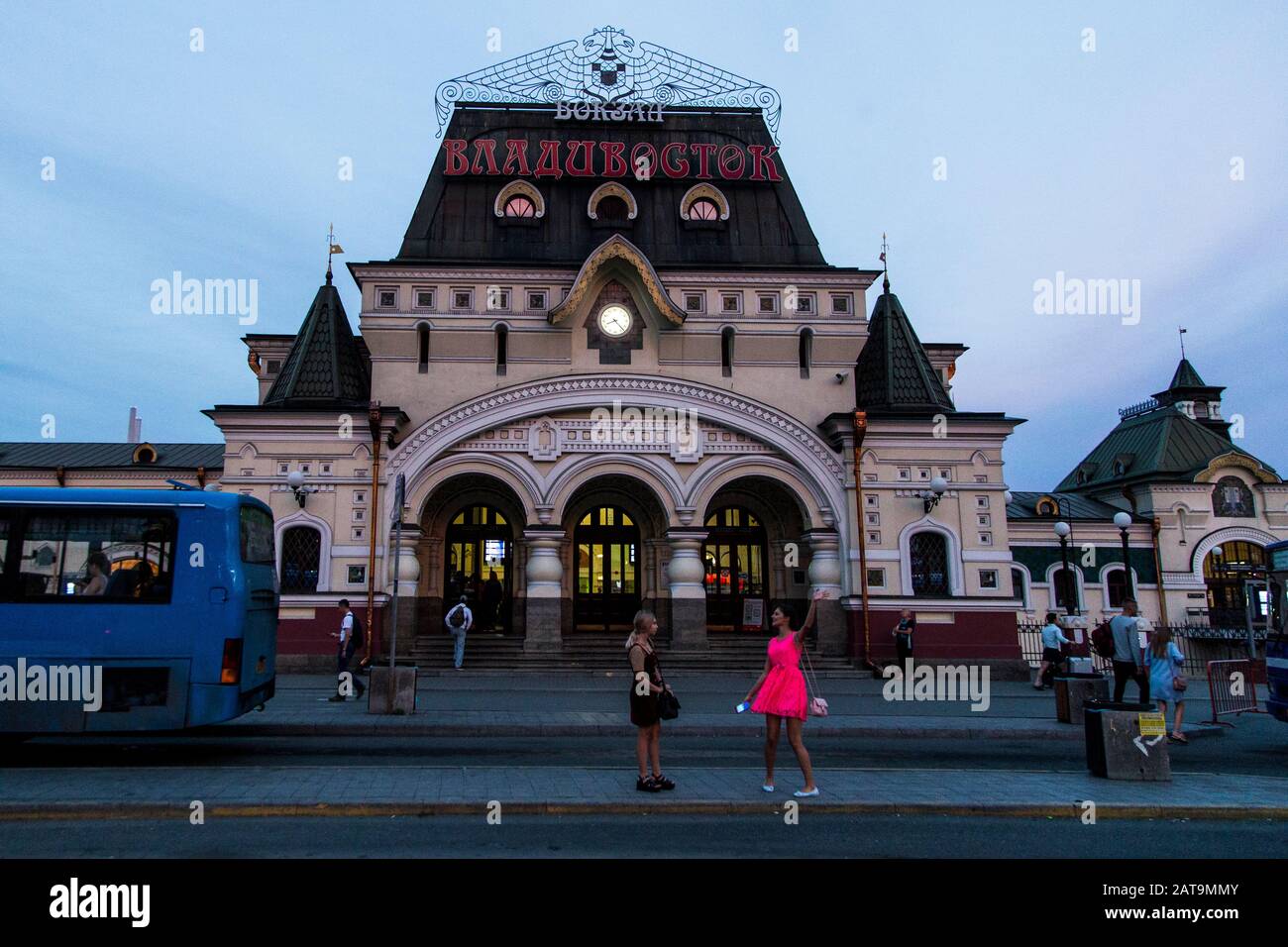 Menschen außerhalb des transsibirischen Bahnhofs in Wladiwostok am Ende der Fahrt Stockfoto