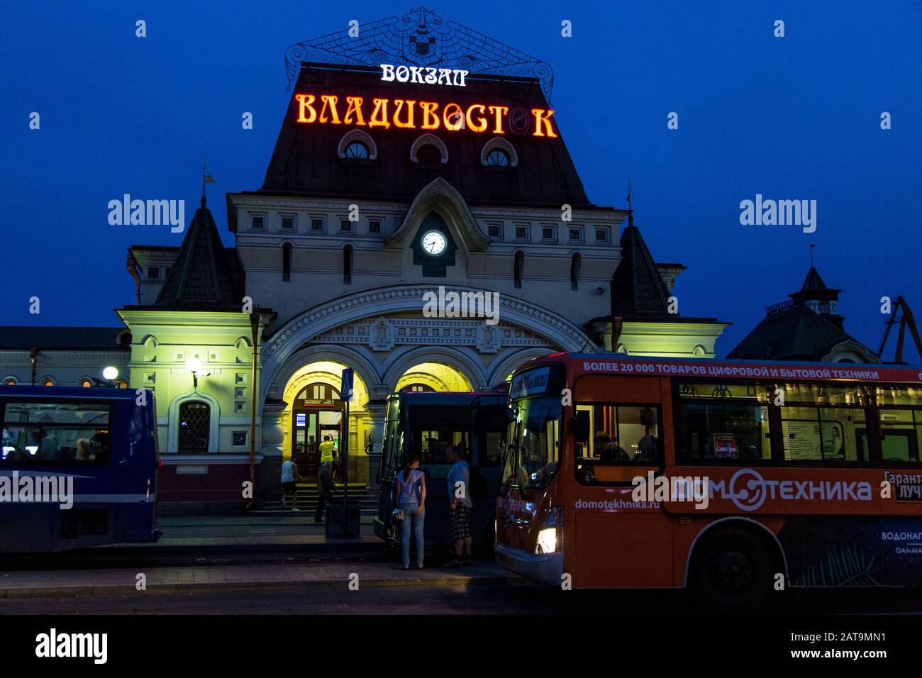 Menschen außerhalb des transsibirischen Bahnhofs in Wladiwostok am Ende der Fahrt Stockfoto