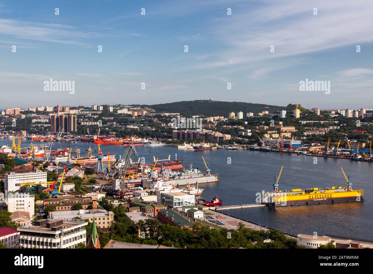 Der Hafen und die Bucht des Goldenen Horns in Wladiwostok Stockfoto