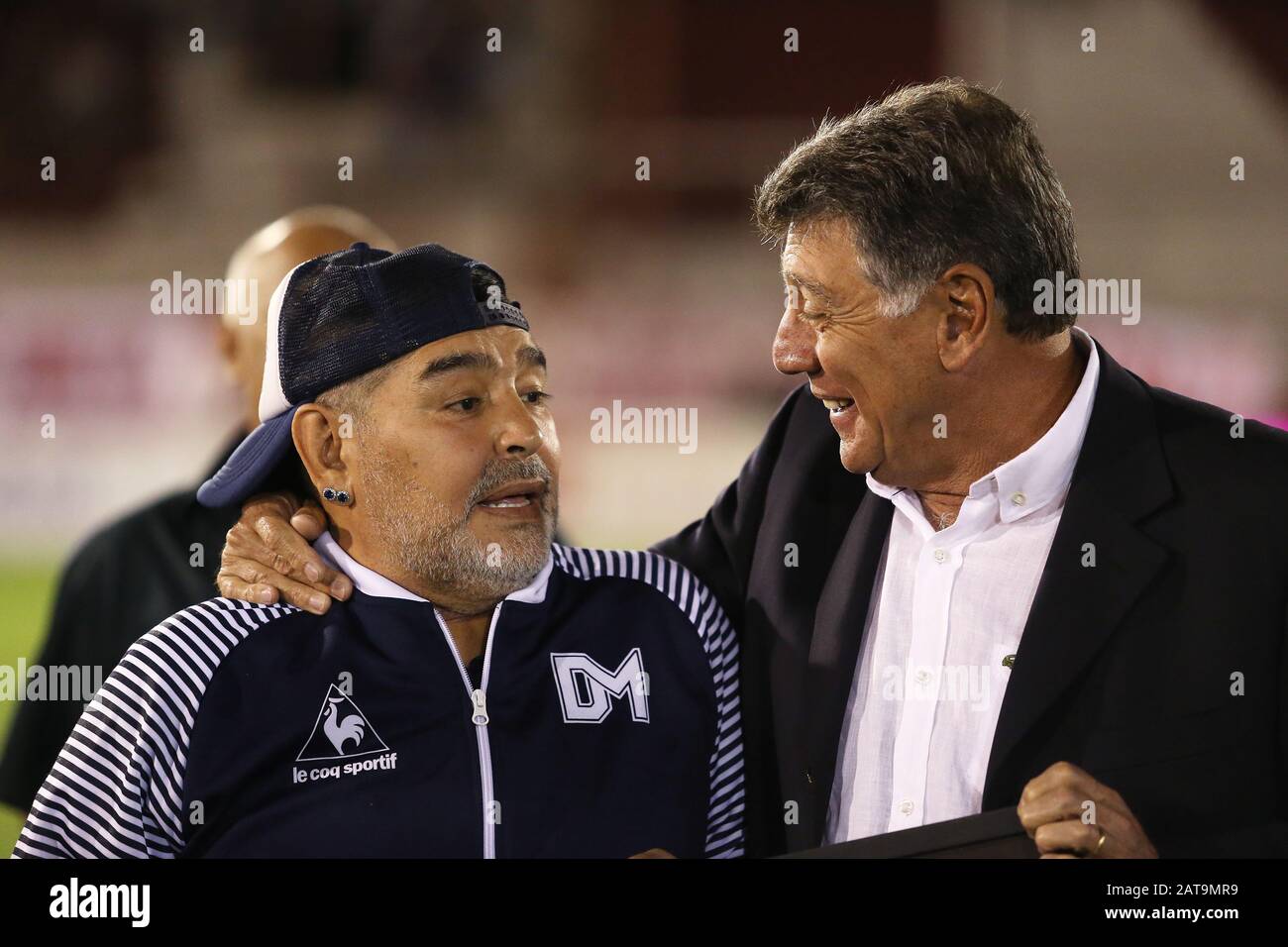 Buenos Aires, Argentinien - 31. Januar 2020: Diego Armando Maradona und Miguel Brindisi in der Partie Huracan - Gimnasia in Buenos Aires, Argentinos Stockfoto