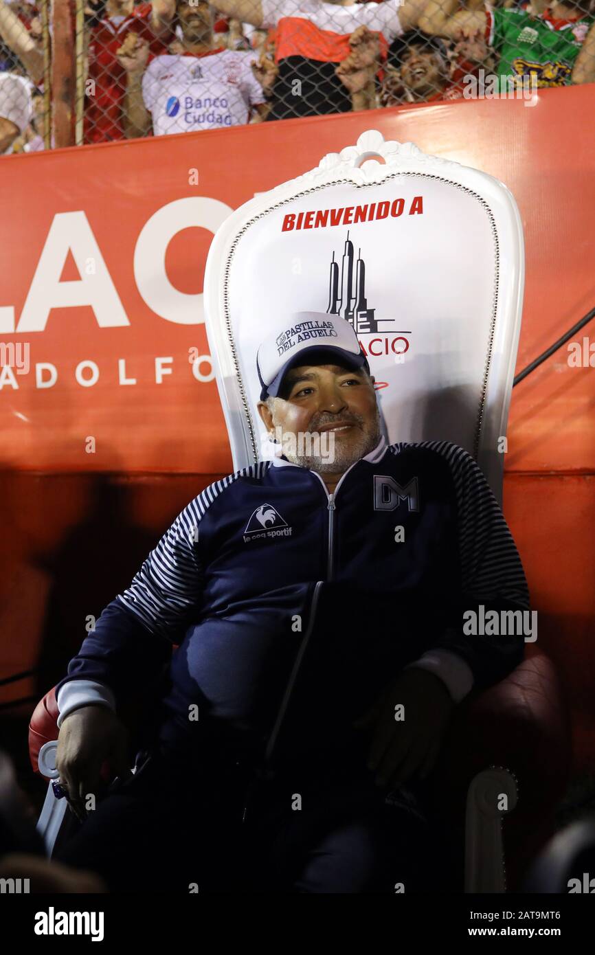 Buenos Aires, Argentinien - 31. Januar 2020: Diego Armando Maradona in der Partie Huracan - Gimnasia in Buenos Aires, Argentinos Stockfoto