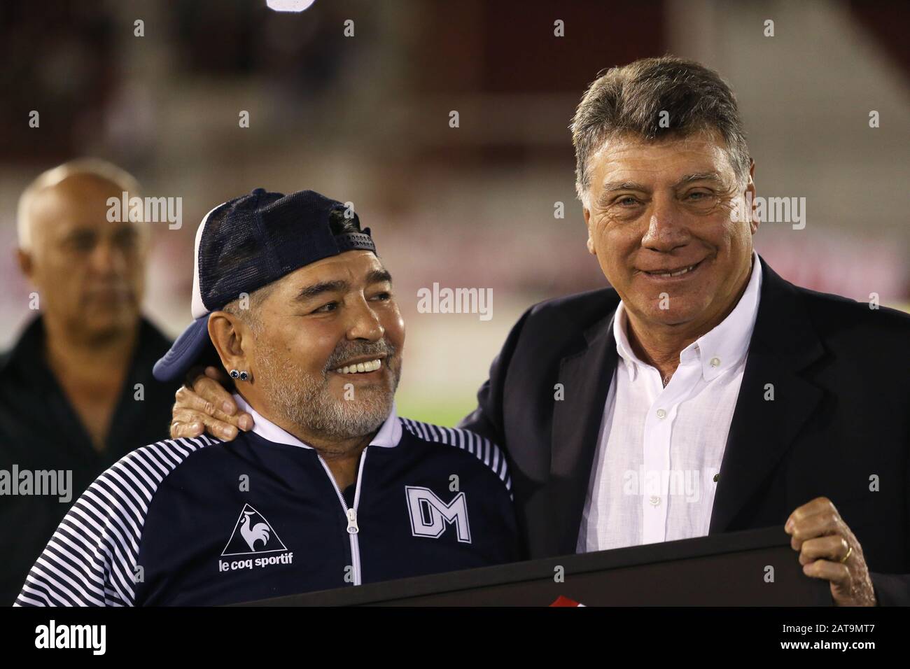 Buenos Aires, Argentinien - 31. Januar 2020: Diego Armando Maradona und Miguel Brindisi in der Partie Huracan - Gimnasia in Buenos Aires, Argentinos Stockfoto