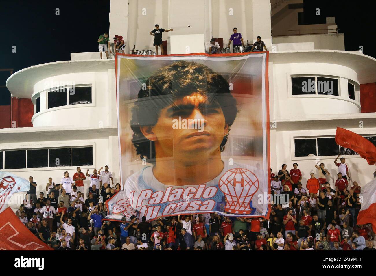 Buenos Aires, Argentinien - 31. Januar 2020: Diego Armando Maradona Flagge im Stadion in der Partie Huracan - Gimnasia in Buenos Aires, Argentinos Stockfoto