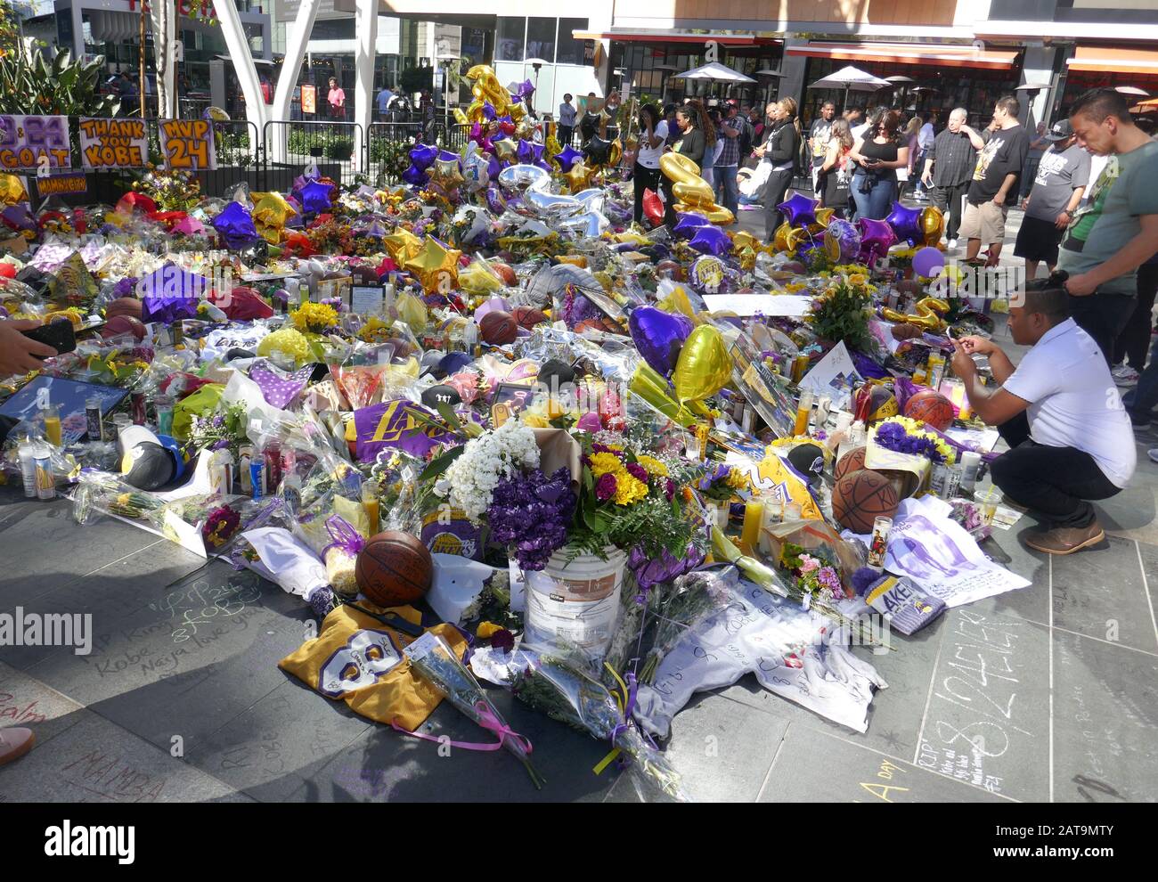 Los Angeles, Kalifornien, USA 31. Januar 2020 EIN allgemeiner Blick auf die Atmosphäre von Kobe Bryant und Gigi Bryant Memorial im Staples Center am 31. Januar 2020 in Los Angeles, Kalifornien, USA. Foto von Barry King/Alamy Live News Stockfoto