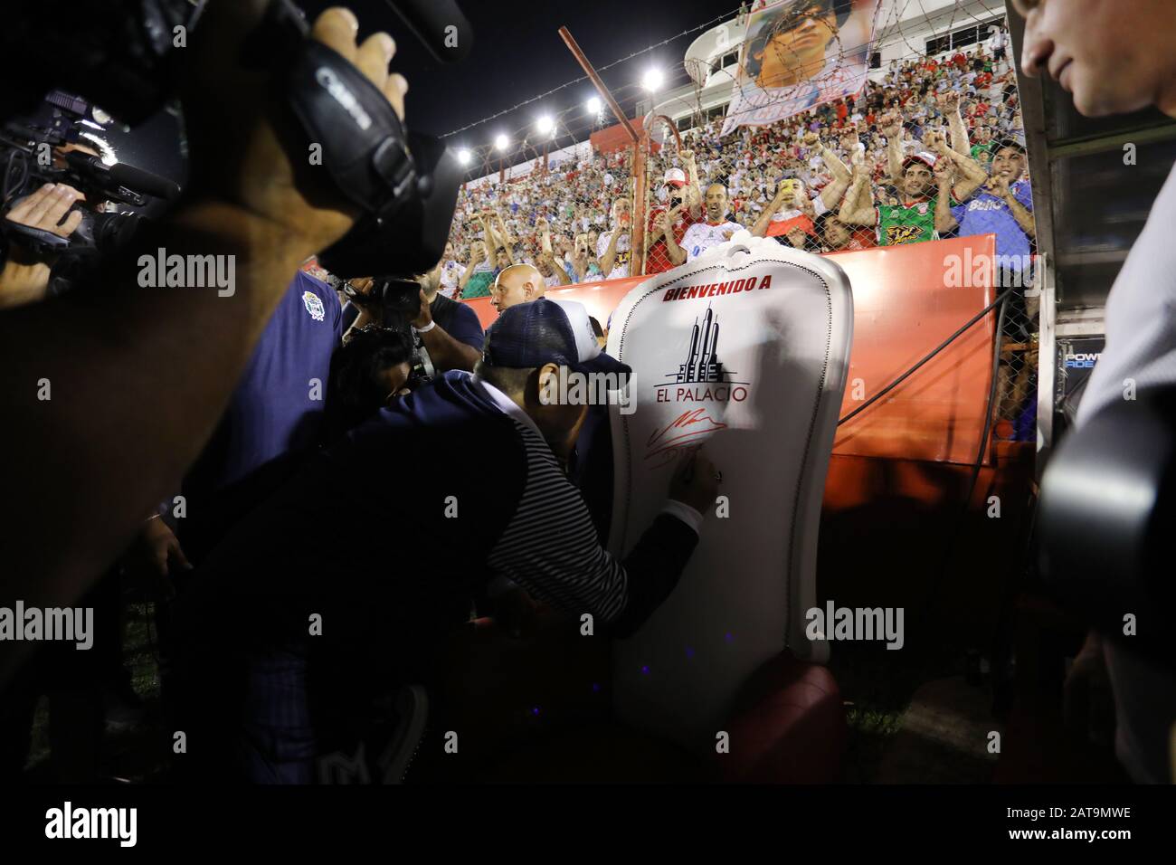 Buenos Aires, Argentinien - 31. Januar 2020: Diego Armando Maradona unterschreibt einen Tribute-Stuhl in der Partie Huracan - Gimnasia in Buenos Aires, Argentinos Stockfoto