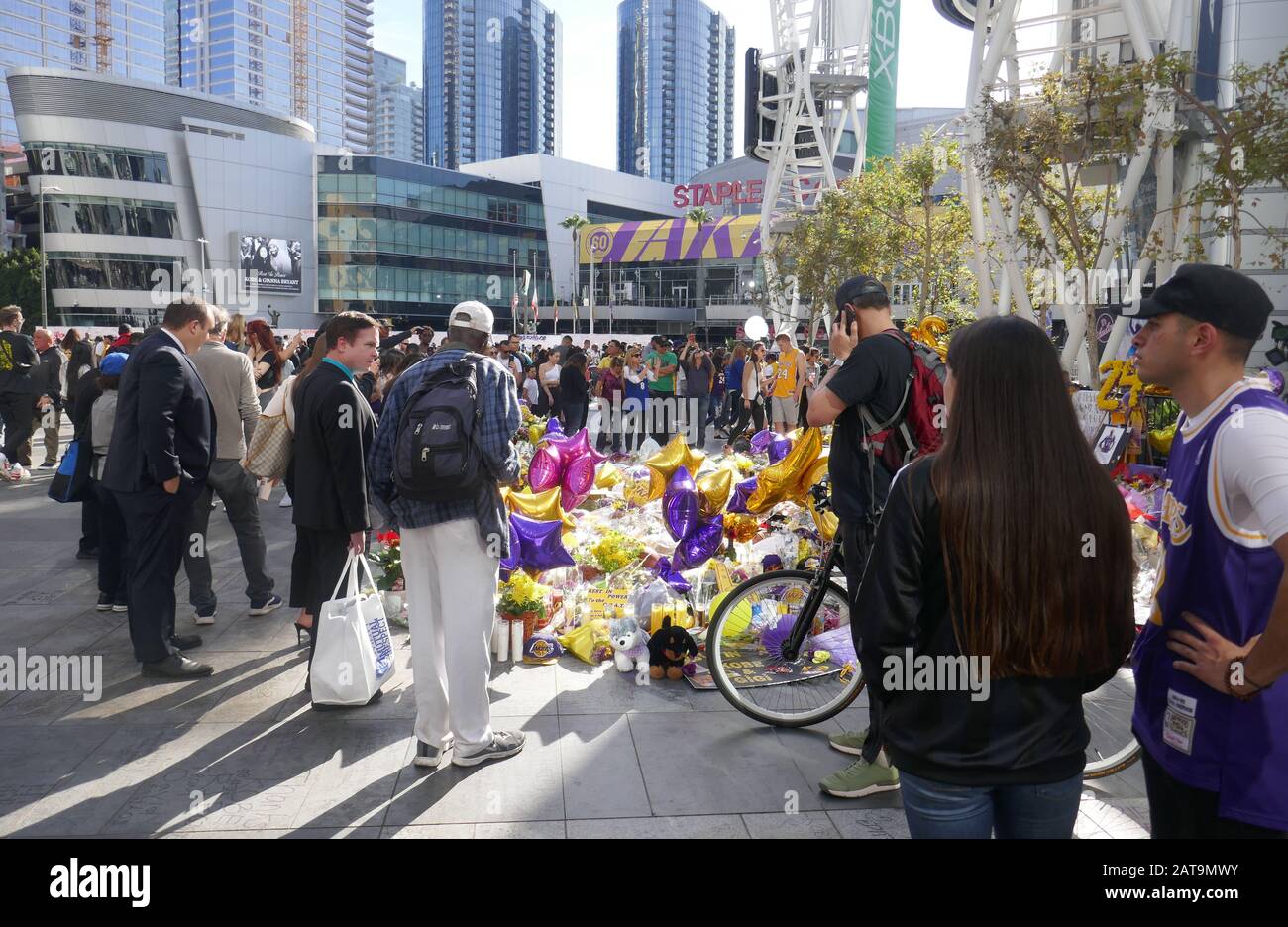 Los Angeles, Kalifornien, USA 31. Januar 2020 EIN allgemeiner Blick auf die Atmosphäre von Kobe Bryant und Gigi Bryant Memorial im Staples Center am 31. Januar 2020 in Los Angeles, Kalifornien, USA. Foto von Barry King/Alamy Live News Stockfoto