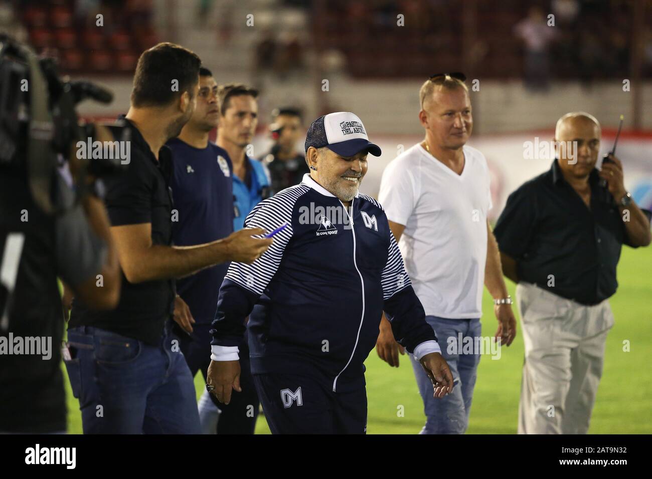 Buenos Aires, Argentinien - 31. Januar 2020: Diego Armando Maradona betritt die Arena im Spiel Huracan - Gimnasia in Buenos Aires, Argentinos Stockfoto