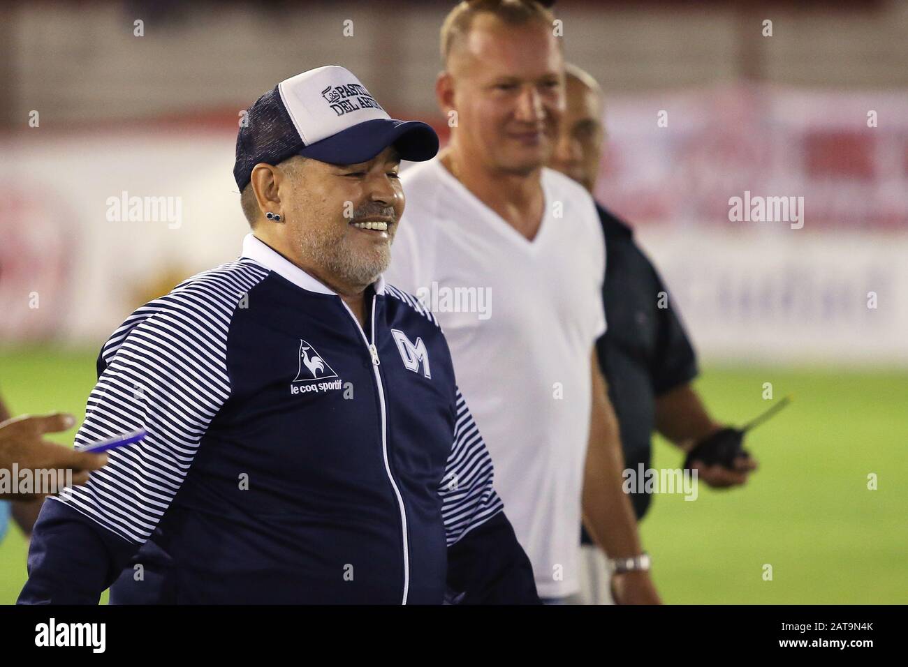 Buenos Aires, Argentinien - 31. Januar 2020: Diego Armando Maradona tritt in der Partie Huracan - Gimnasia in Buenos Aires, Argentinos, auf dem Feld an Stockfoto