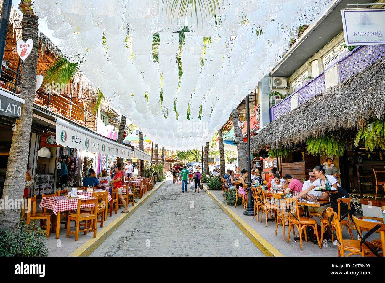 Restaurants auf dem Bürgersteig in Sayulita, Riviera Nayarit, Mexiko. Stockfoto
