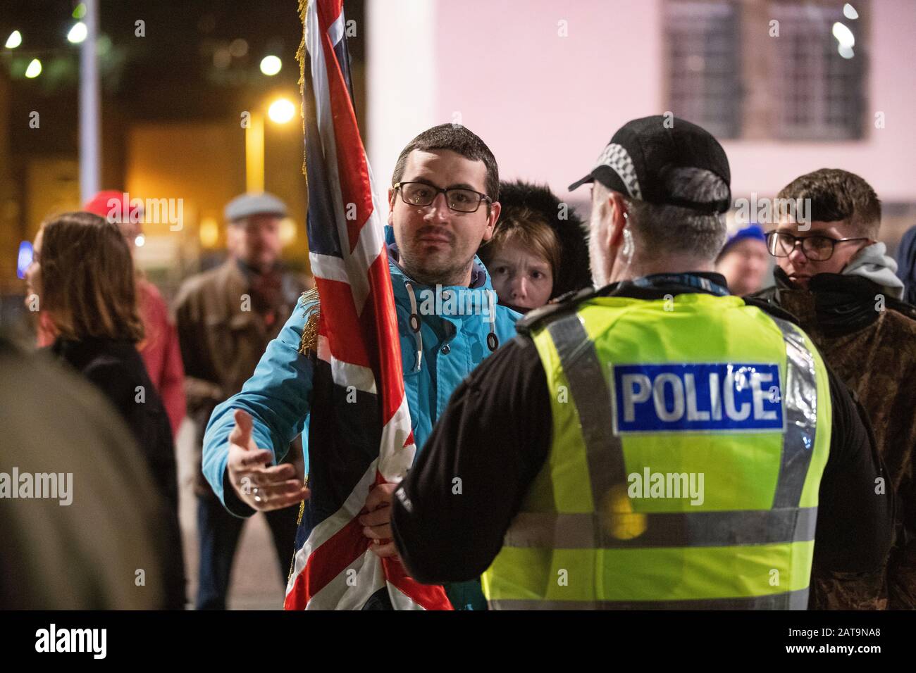 Pro-Brexit-Anhänger außerhalb des schottischen Parlaments in Edinburgh, nachdem das Vereinigte Königreich die Europäische Union am Freitag verlassen hatte und 47 Jahre enge und manchmal unbequeme Beziehungen zu Brüssel beendete. Stockfoto