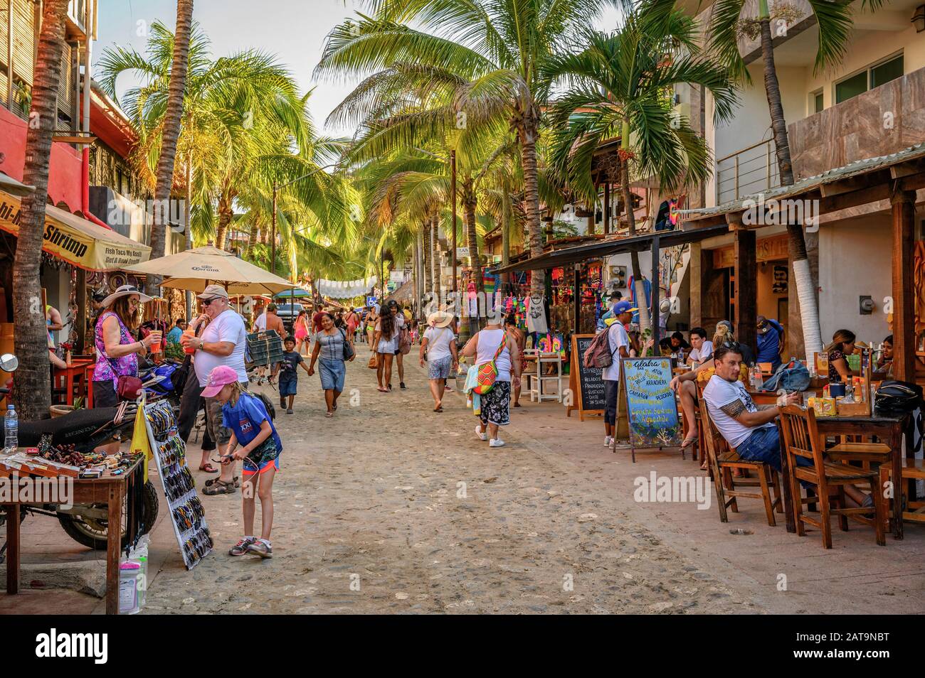 Restaurants und Geschäfte in Sayulita, Riviera Nayarit, Mexiko. Stockfoto