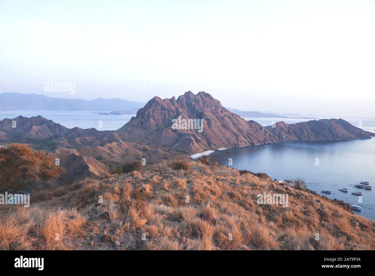 PADAR Island mit seinem wunderschönen natürlichen Charme und hohen Hügeln in Labuan Bajo, Indonesien Stockfoto