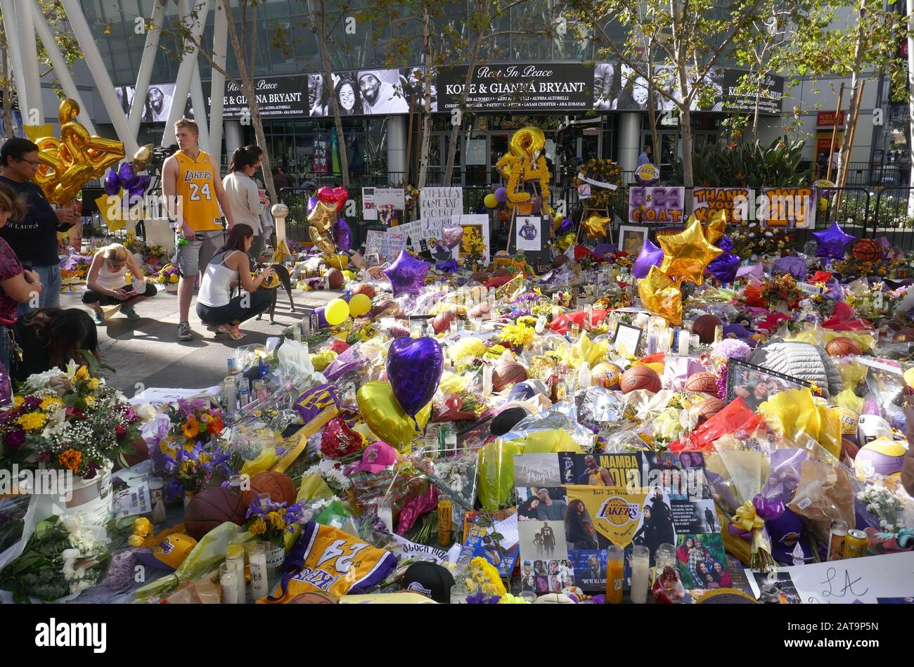 Los Angeles, Kalifornien, USA 31. Januar 2020 EIN allgemeiner Blick auf die Atmosphäre von Kobe Bryant und Gigi Bryant Memorial im Staples Center am 31. Januar 2020 in Los Angeles, Kalifornien, USA. Foto von Barry King/Alamy Live News Stockfoto