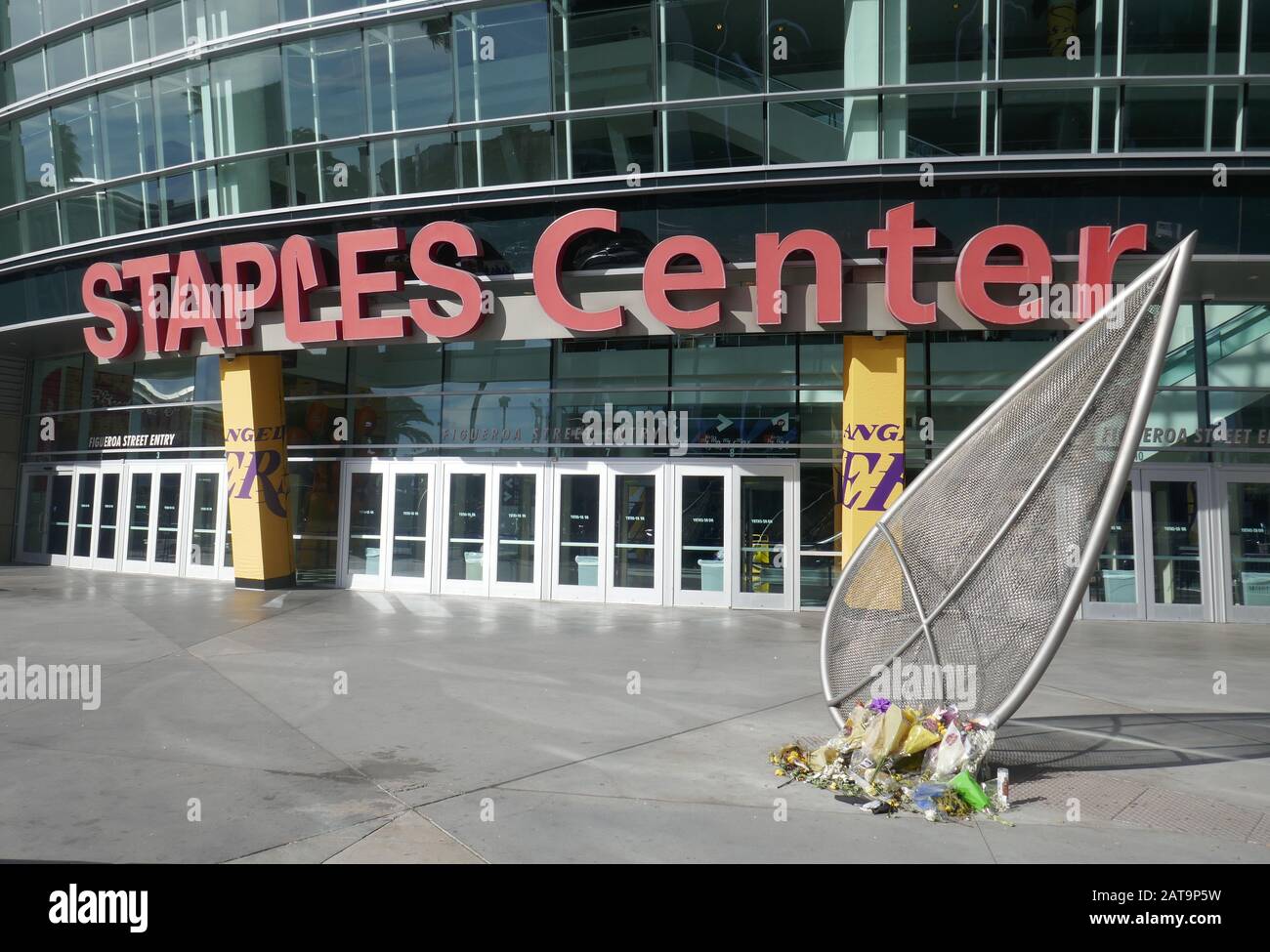 Los Angeles, Kalifornien, USA 31. Januar 2020 EIN allgemeiner Blick auf die Atmosphäre von Kobe Bryant und Gigi Bryant Memorial im Staples Center am 31. Januar 2020 in Los Angeles, Kalifornien, USA. Foto von Barry King/Alamy Live News Stockfoto