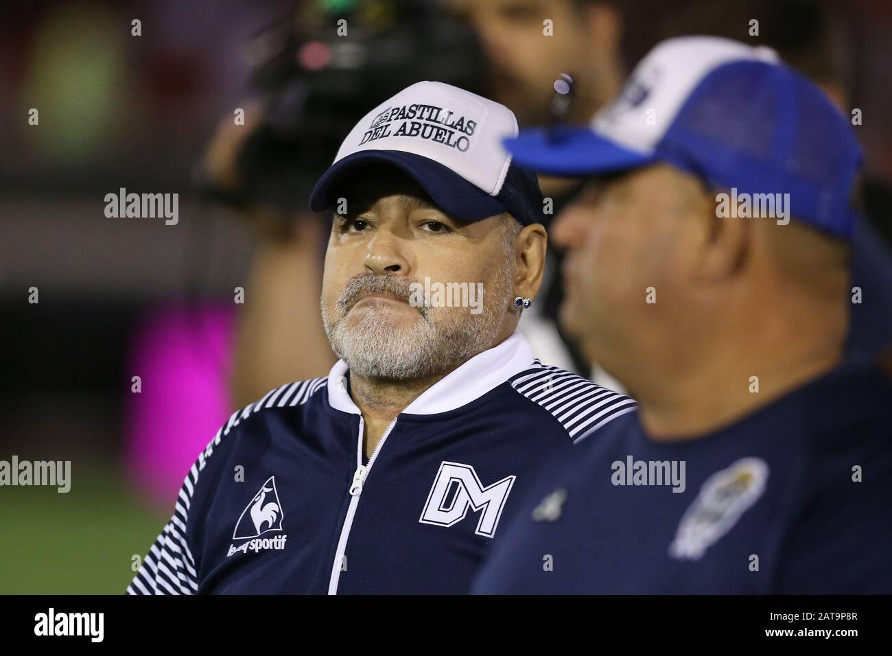 Buenos Aires, Argentinien - 31. Januar 2020: Diego Armando Maradona verlässt das Feld in der Partie Huracan - Gimnasia in Buenos Aires, Argentinien Stockfoto