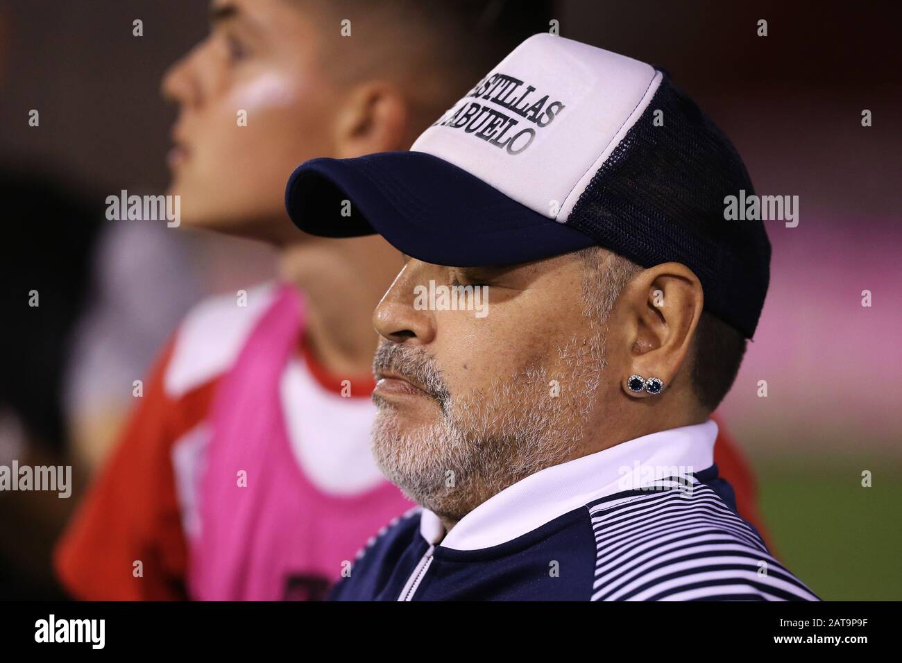 Buenos Aires, Argentinien - 31. Januar 2020: Diego Armando Maradona verlässt das Feld in der Partie Huracan - Gimnasia in Buenos Aires, Argentinien Stockfoto