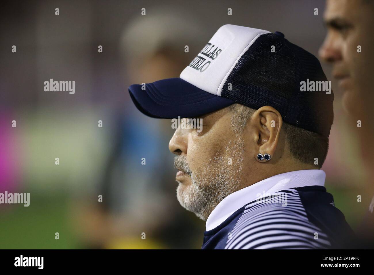 Buenos Aires, Argentinien - 31. Januar 2020: Diego Armando Maradona verlässt das Feld in der Partie Huracan - Gimnasia in Buenos Aires, Argentinien Stockfoto