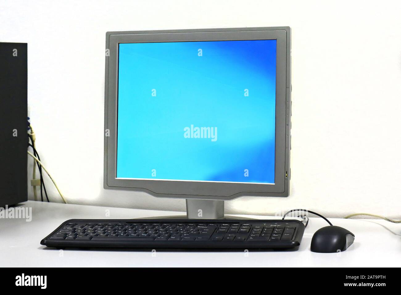 Retro-PC-Desktop-Computer mit Tastatur und Maus auf dem Schreibtisch Stockfoto