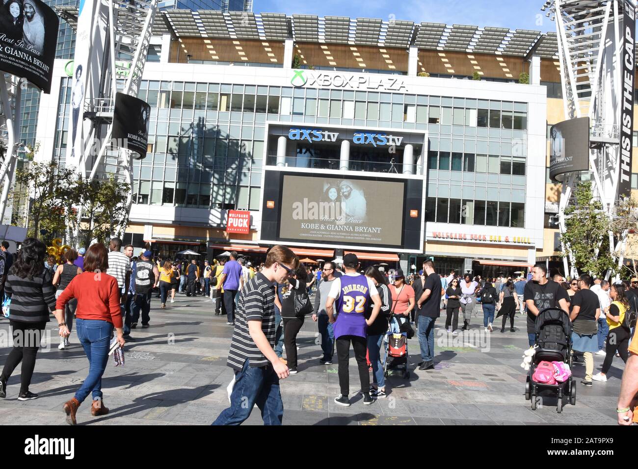 Los Angeles, Kalifornien, USA 31. Januar 2020 EIN allgemeiner Blick auf die Atmosphäre von Kobe Bryant und Gigi Bryant Memorial im Staples Center am 31. Januar 2020 in Los Angeles, Kalifornien, USA. Foto von Barry King/Alamy Live News Stockfoto
