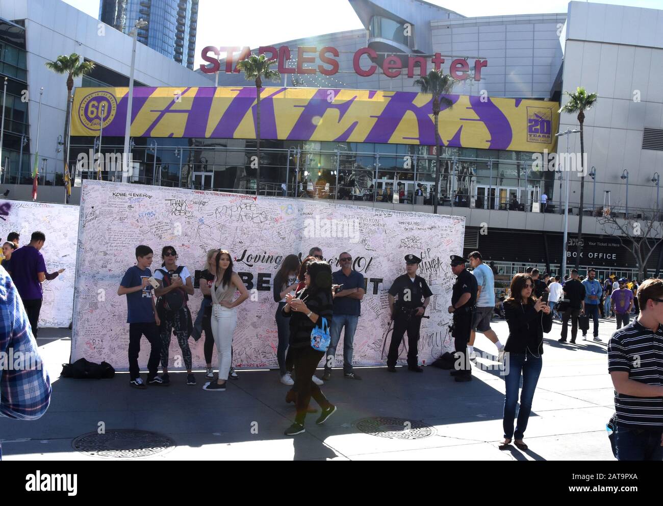 Los Angeles, Kalifornien, USA 31. Januar 2020 EIN allgemeiner Blick auf die Atmosphäre von Kobe Bryant und Gigi Bryant Memorial im Staples Center am 31. Januar 2020 in Los Angeles, Kalifornien, USA. Foto von Barry King/Alamy Live News Stockfoto