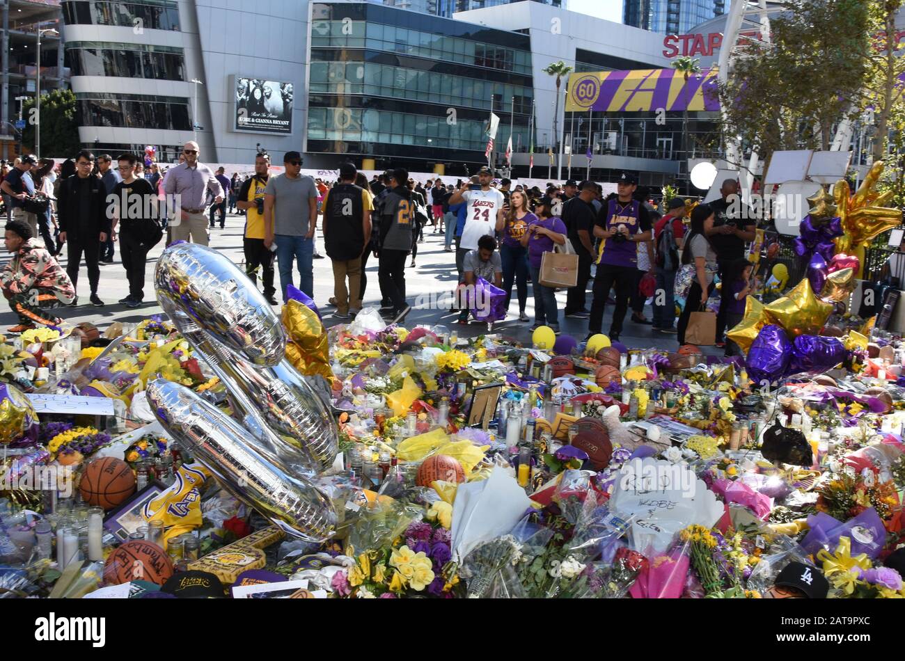 Los Angeles, Kalifornien, USA 31. Januar 2020 EIN allgemeiner Blick auf die Atmosphäre von Kobe Bryant und Gigi Bryant Memorial im Staples Center am 31. Januar 2020 in Los Angeles, Kalifornien, USA. Foto von Barry King/Alamy Live News Stockfoto