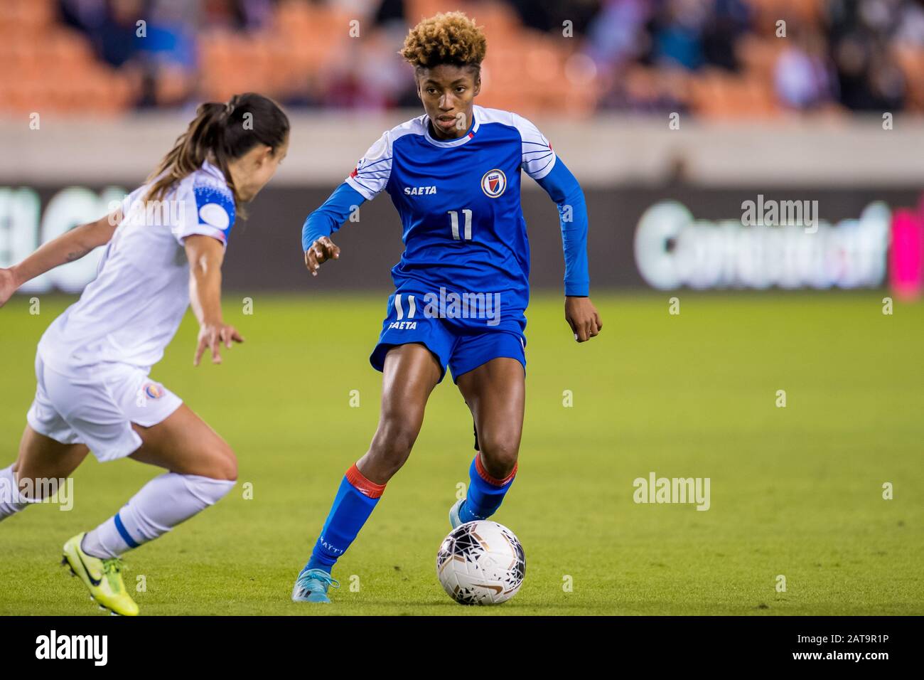 Houston, TX, USA. Januar 2020. Haiti-Forward Roseline Eloissaint (11) kontrolliert den Ball während der 2. Hälfte eines CONCACAF Olympic Qualifying Soccer Matches zwischen Haiti und Costa Rica im BBVA Stadium in Houston, TX. Costa Rica gewann das Spiel 2 bis 0.Trask Smith/CSM/Alamy Live News Stockfoto