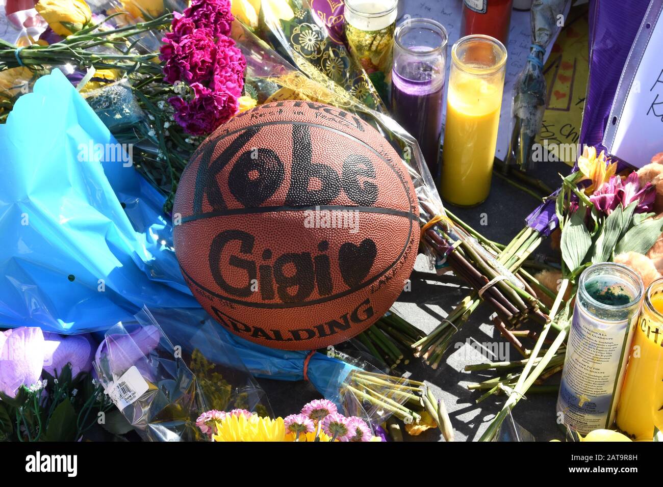 Los Angeles, Kalifornien, USA 31. Januar 2020 EIN allgemeiner Blick auf die Atmosphäre von Kobe Bryant und Gigi Bryant Memorial im Staples Center am 31. Januar 2020 in Los Angeles, Kalifornien, USA. Foto von Barry King/Alamy Live News Stockfoto