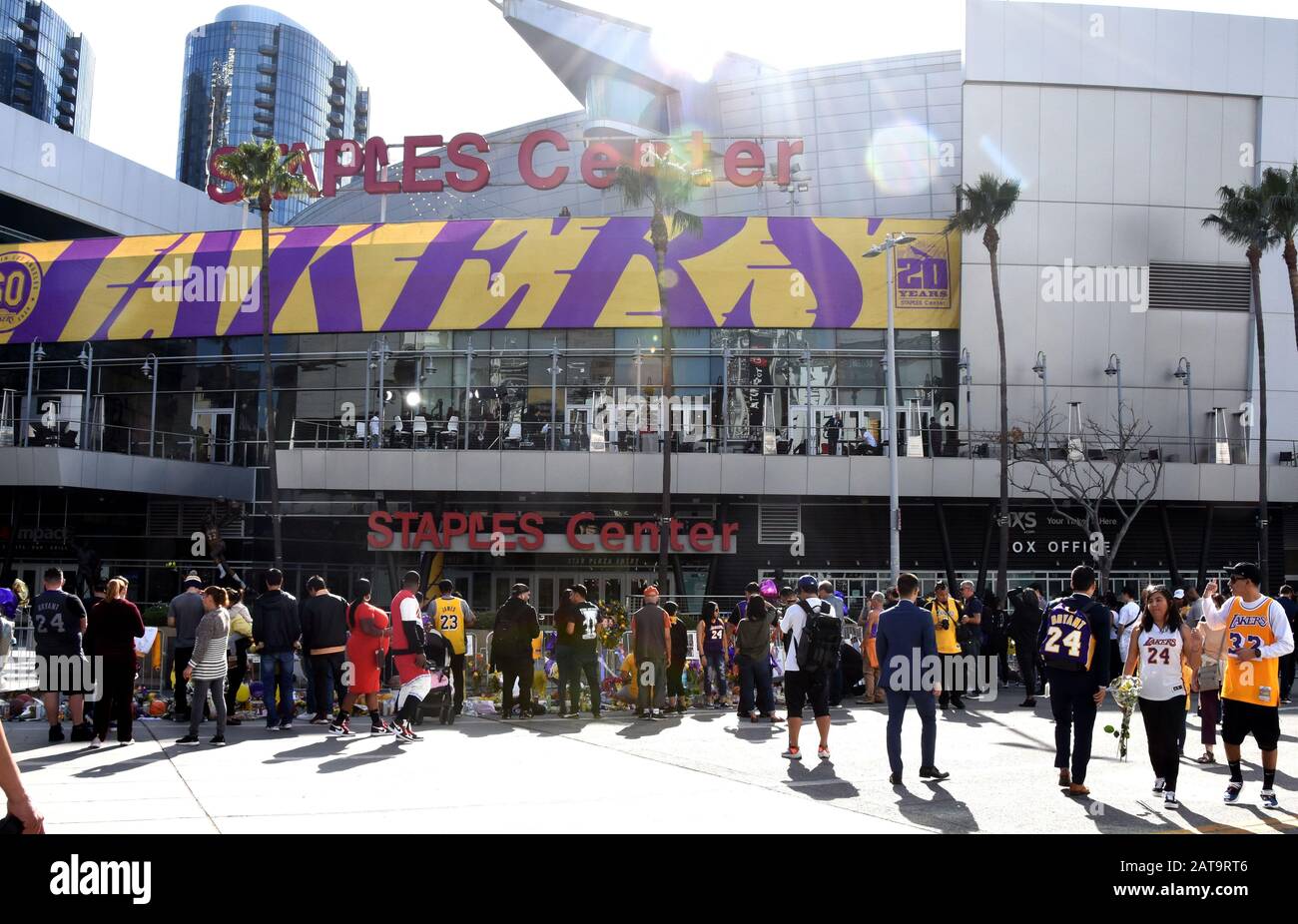 Los Angeles, Kalifornien, USA 31. Januar 2020 EIN allgemeiner Blick auf die Atmosphäre von Kobe Bryant und Gigi Bryant Memorial im Staples Center am 31. Januar 2020 in Los Angeles, Kalifornien, USA. Foto von Barry King/Alamy Live News Stockfoto
