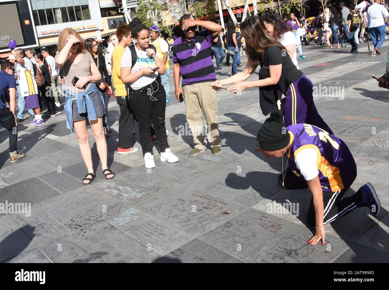 Los Angeles, Kalifornien, USA 31. Januar 2020 EIN allgemeiner Blick auf die Atmosphäre von Kobe Bryant und Gigi Bryant Memorial im Staples Center am 31. Januar 2020 in Los Angeles, Kalifornien, USA. Foto von Barry King/Alamy Live News Stockfoto