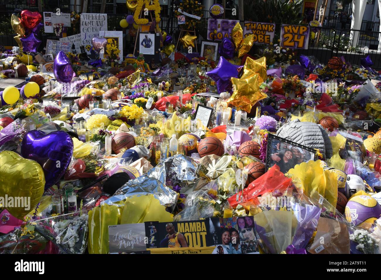 Los Angeles, Kalifornien, USA 31. Januar 2020 EIN allgemeiner Blick auf die Atmosphäre von Kobe Bryant und Gigi Bryant Memorial im Staples Center am 31. Januar 2020 in Los Angeles, Kalifornien, USA. Foto von Barry King/Alamy Live News Stockfoto