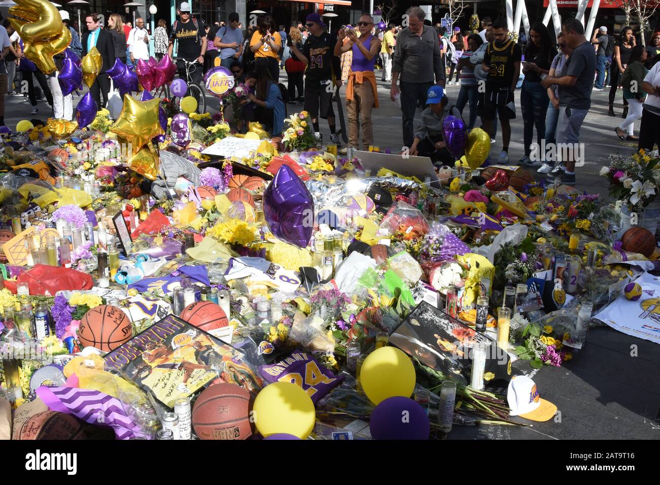 Los Angeles, Kalifornien, USA 31. Januar 2020 EIN allgemeiner Blick auf die Atmosphäre von Kobe Bryant und Gigi Bryant Memorial im Staples Center am 31. Januar 2020 in Los Angeles, Kalifornien, USA. Foto von Barry King/Alamy Live News Stockfoto