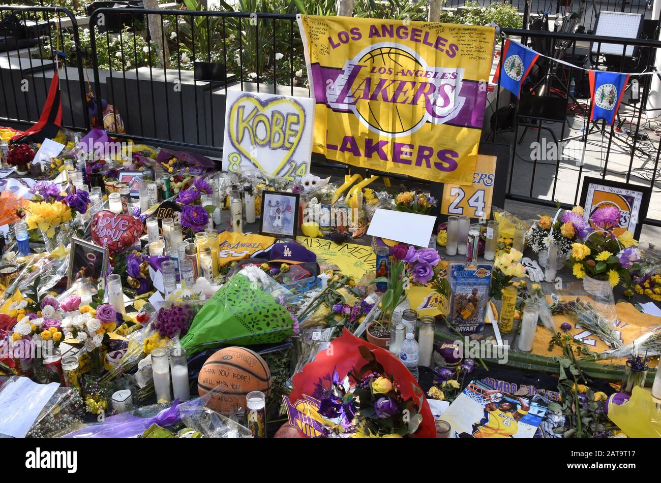 Los Angeles, Kalifornien, USA 31. Januar 2020 EIN allgemeiner Blick auf die Atmosphäre von Kobe Bryant und Gigi Bryant Memorial im Staples Center am 31. Januar 2020 in Los Angeles, Kalifornien, USA. Foto von Barry King/Alamy Live News Stockfoto