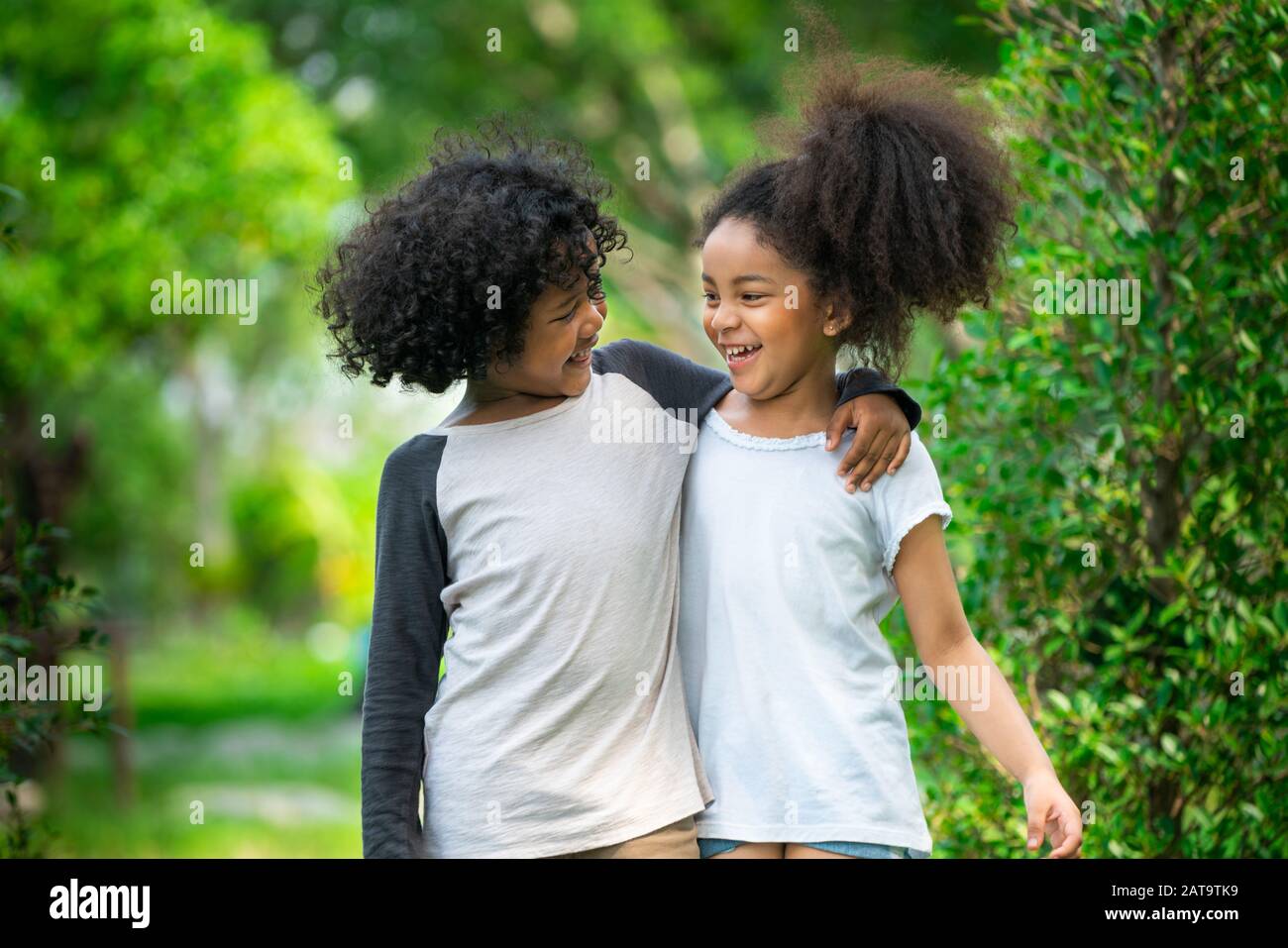 Gluckliche Kleine Jungen Und Madchen Im Park Zwei Afrikanische Amerikanische Kinder Zusammen In Den Garten Stockfotografie Alamy
