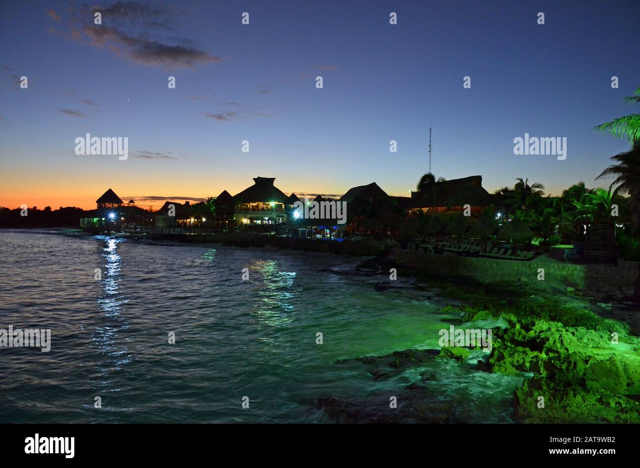 Kreuzfahrthafen Costa Maya nachts. Stockfoto