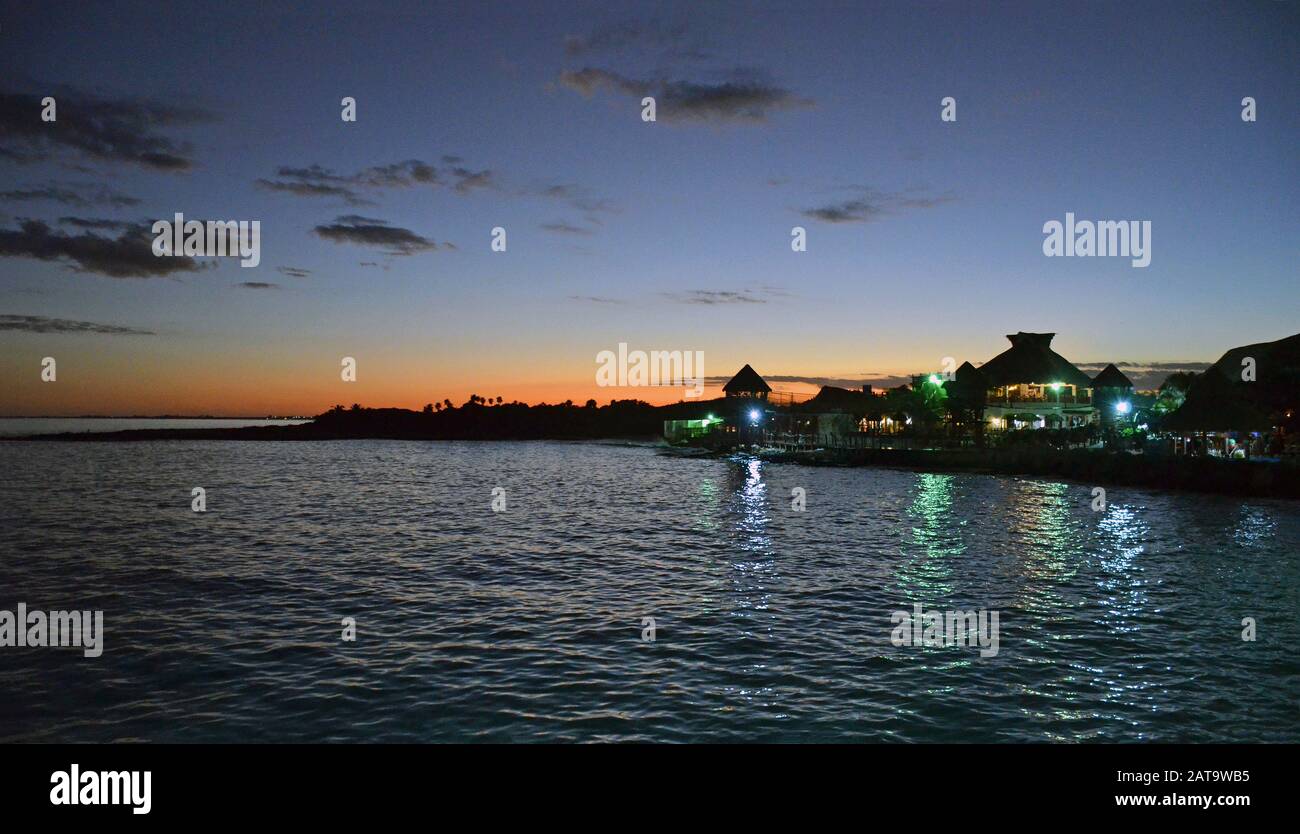 Kreuzfahrthafen Costa Maya nachts. Stockfoto