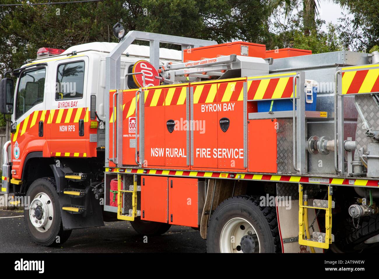 New South Wales Landfeuerwehrfahrzeuge (RFS) in Newrybar im Norden von New South wales, bereit für Löscharbeiten, Australien Stockfoto