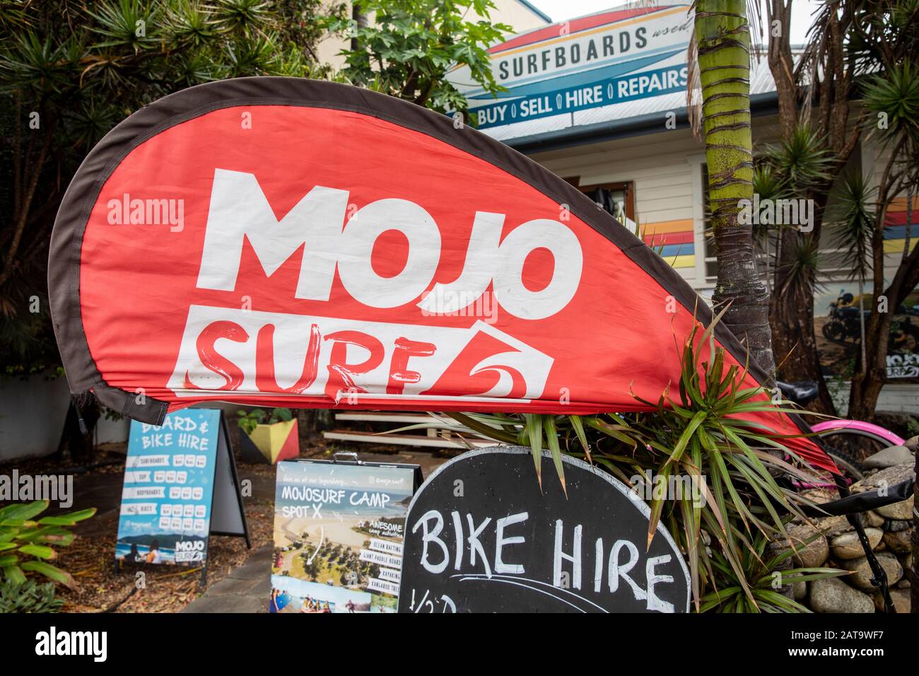 Australischer Surfshop mit Surfbrettern und Fahrrädern zu verkaufen und zu mieten, Byron Bay, Australien Stockfoto