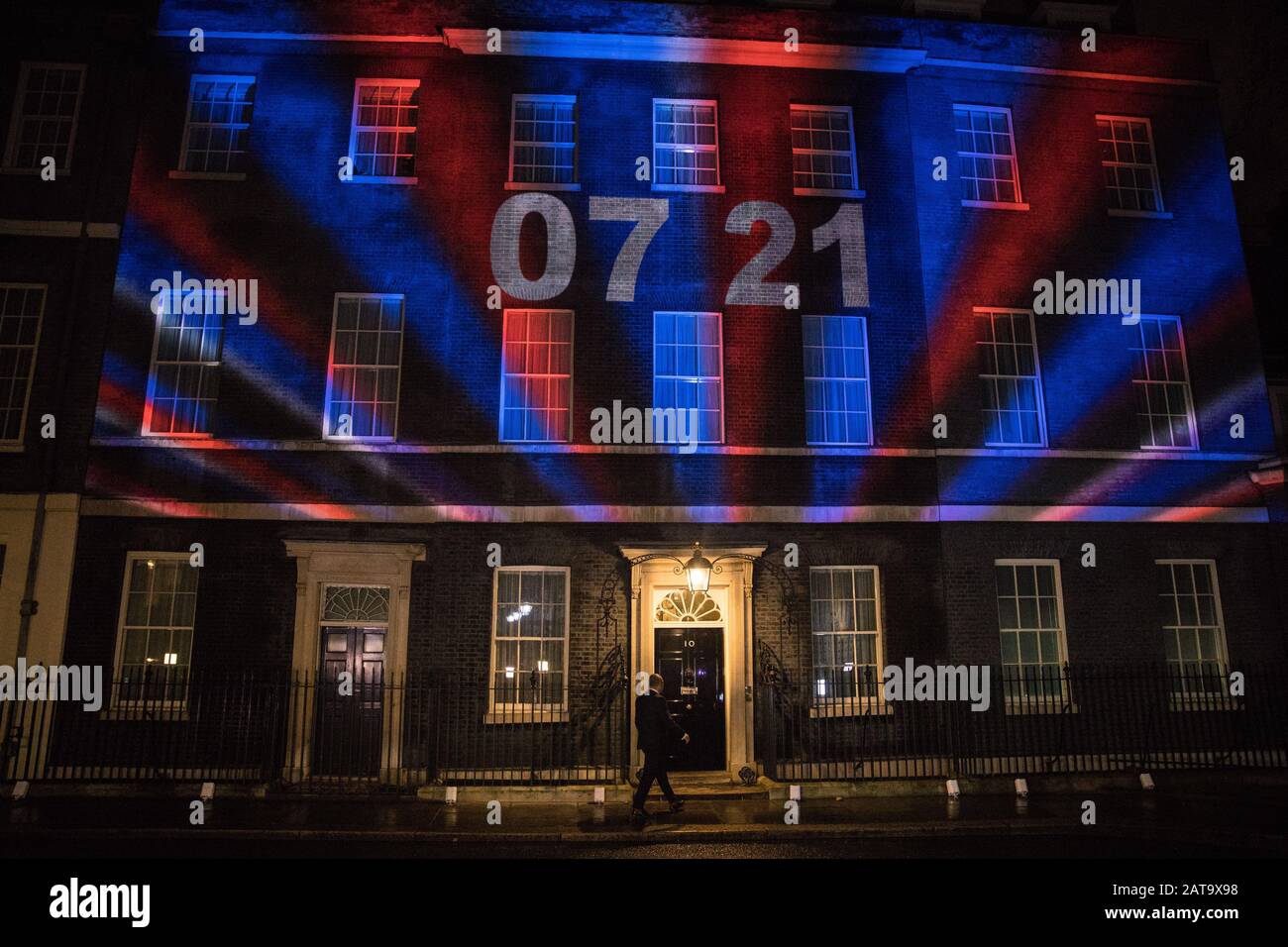 London, Großbritannien. Januar 2020. James Cleverly, Co-Vorsitzender der Conservative Party, betritt die 10 Downing Street, während eine Brexit Countdown-Uhr auf das Gebäude projiziert wird, um bis zum Moment zu zählen, als Großbritannien die Europäische Union verlässt. Credit: Mark Kerrison/Alamy Live News Stockfoto