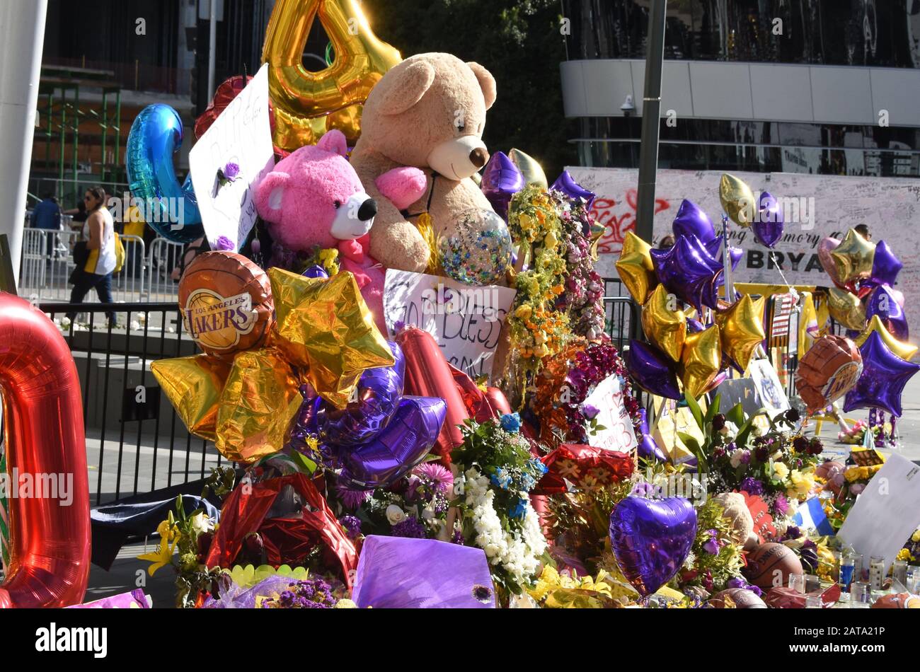 Los Angeles, Kalifornien, USA 31. Januar 2020 EIN allgemeiner Blick auf die Atmosphäre von Kobe Bryant und Gigi Bryant Memorial im Staples Center am 31. Januar 2020 in Los Angeles, Kalifornien, USA. Foto von Barry King/Alamy Live News Stockfoto