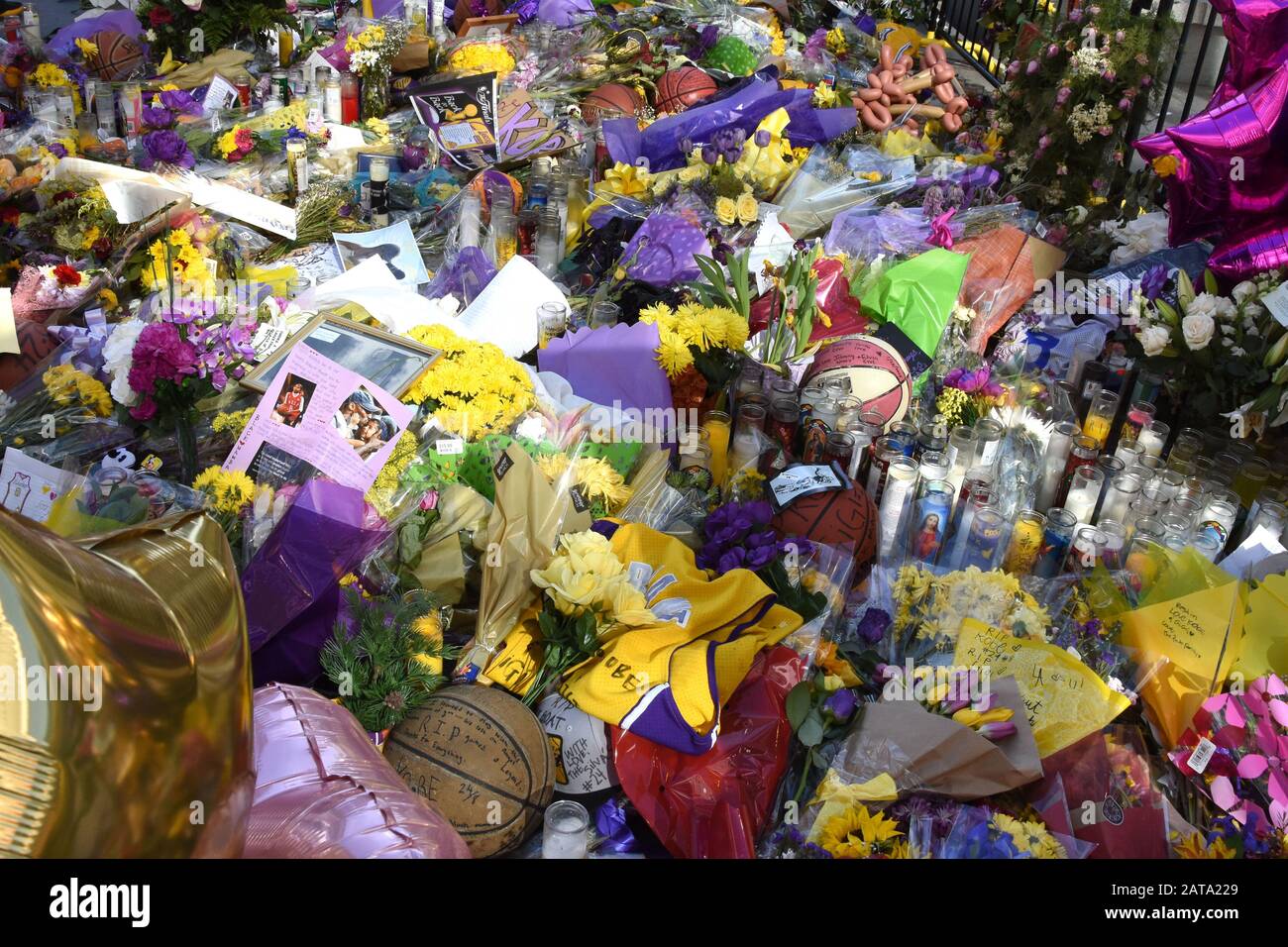 Los Angeles, Kalifornien, USA 31. Januar 2020 EIN allgemeiner Blick auf die Atmosphäre von Kobe Bryant und Gigi Bryant Memorial im Staples Center am 31. Januar 2020 in Los Angeles, Kalifornien, USA. Foto von Barry King/Alamy Live News Stockfoto