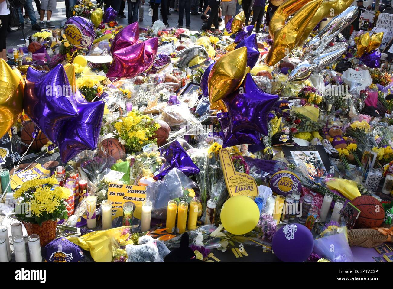 Los Angeles, Kalifornien, USA 31. Januar 2020 EIN allgemeiner Blick auf die Atmosphäre von Kobe Bryant und Gigi Bryant Memorial im Staples Center am 31. Januar 2020 in Los Angeles, Kalifornien, USA. Foto von Barry King/Alamy Live News Stockfoto
