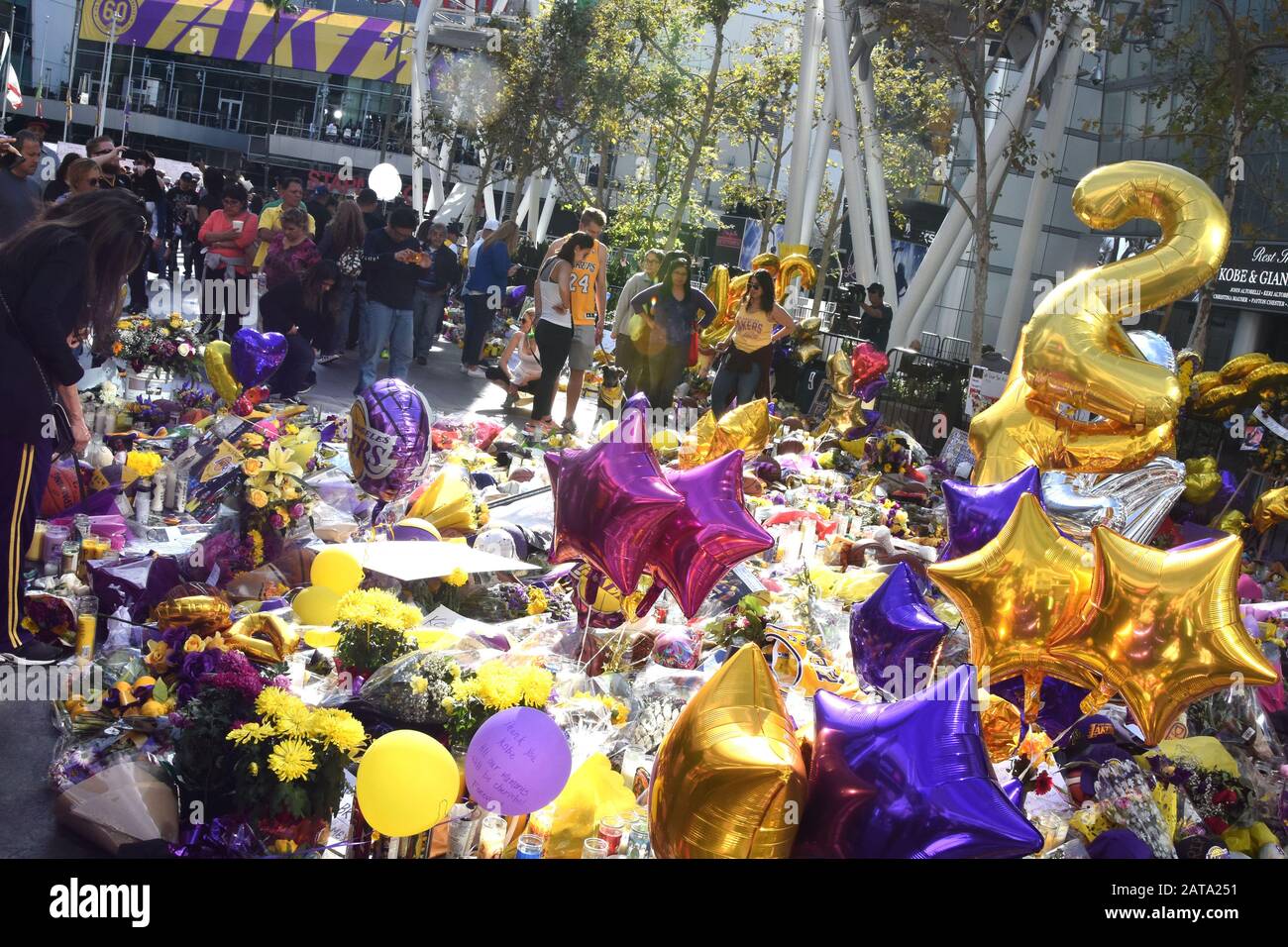 Los Angeles, Kalifornien, USA 31. Januar 2020 EIN allgemeiner Blick auf die Atmosphäre von Kobe Bryant und Gigi Bryant Memorial im Staples Center am 31. Januar 2020 in Los Angeles, Kalifornien, USA. Foto von Barry King/Alamy Live News Stockfoto
