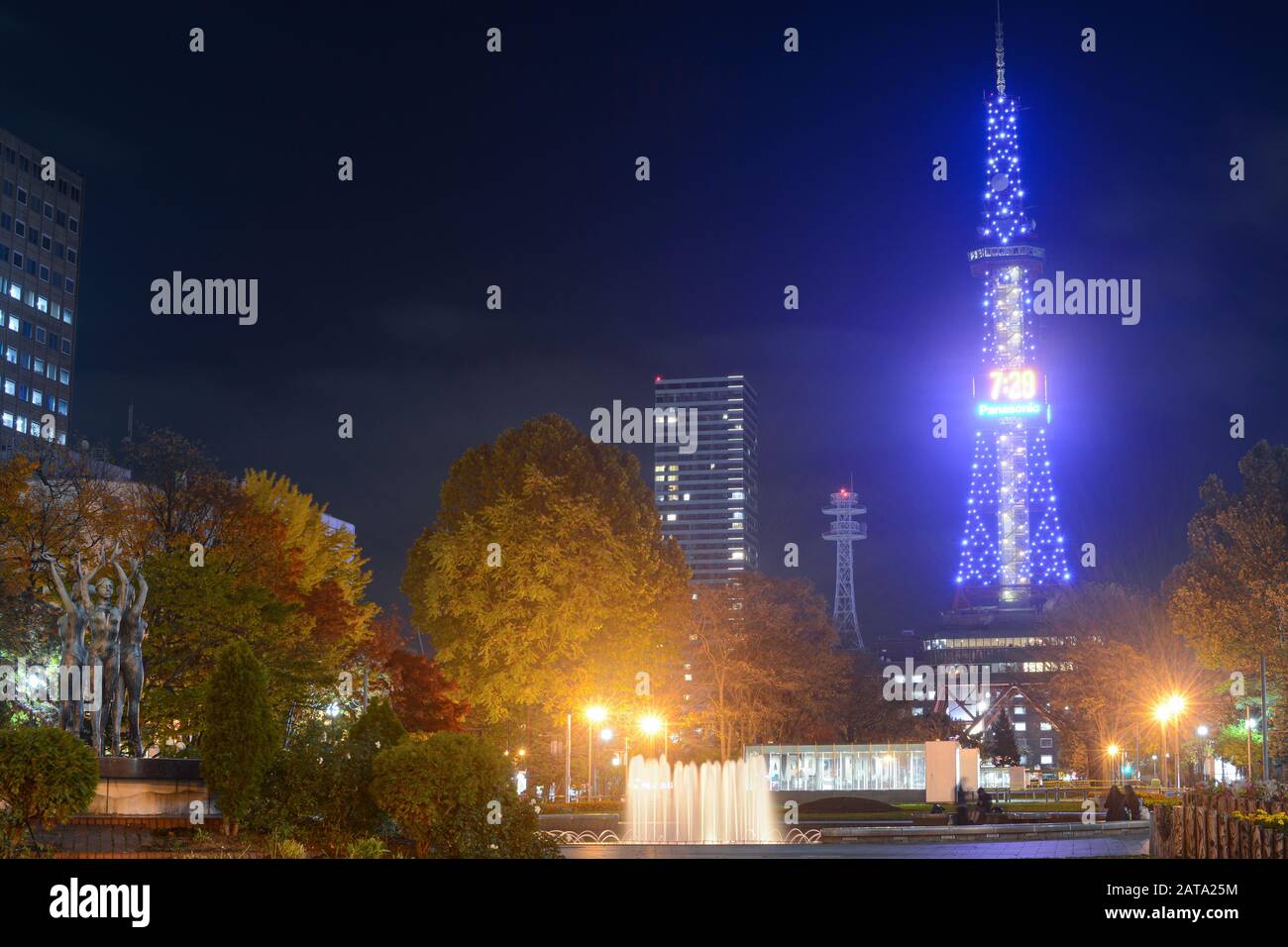 Sapporo, Japan - 30. Oktober 2019: Sapporo TV Tower glänzt wie ein blaues Leuchtfeuer im Odori Park an einer kühlen Herbstnacht Stockfoto