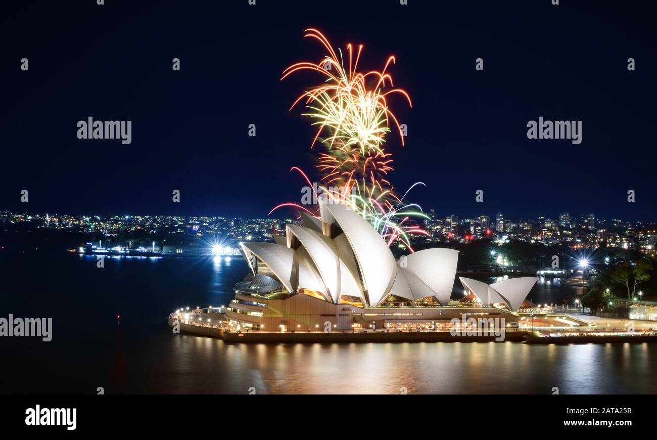 Sydney, Australien - 8. März 2018: Hinter dem Opernhaus von Sydney bricht nach Einbruch der Dunkelheit ein buntes Feuerwerk aus Stockfoto